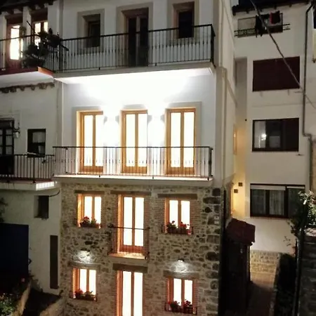 En Casco Historico Con Vistas A La Iglesia Castro Urdiales