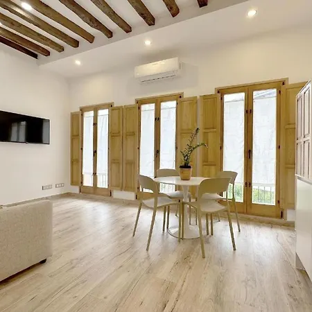 En Casco Historico Con Vistas A La Iglesia Castro Urdiales