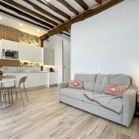 En Casco Historico Con Vistas A La Iglesia Castro Urdiales