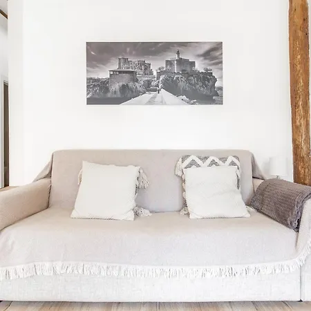 En Casco Historico Con Vistas A La Iglesia Castro Urdiales