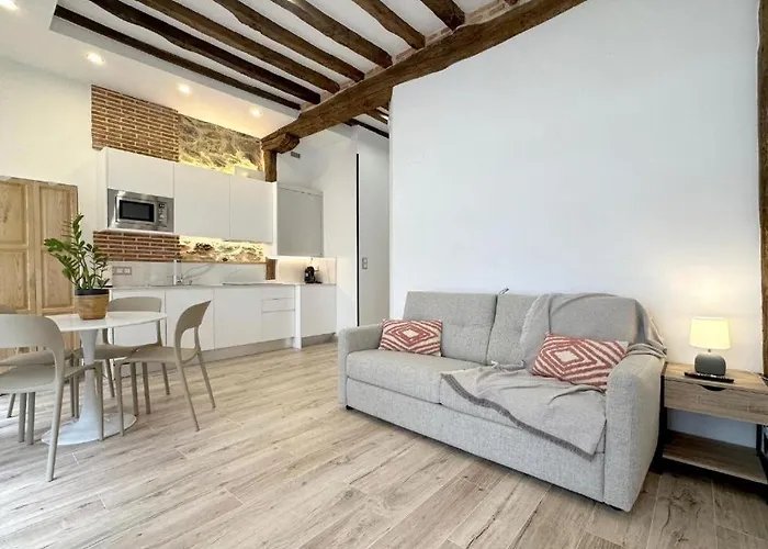 En Casco Historico Con Vistas A La Iglesia Castro Urdiales